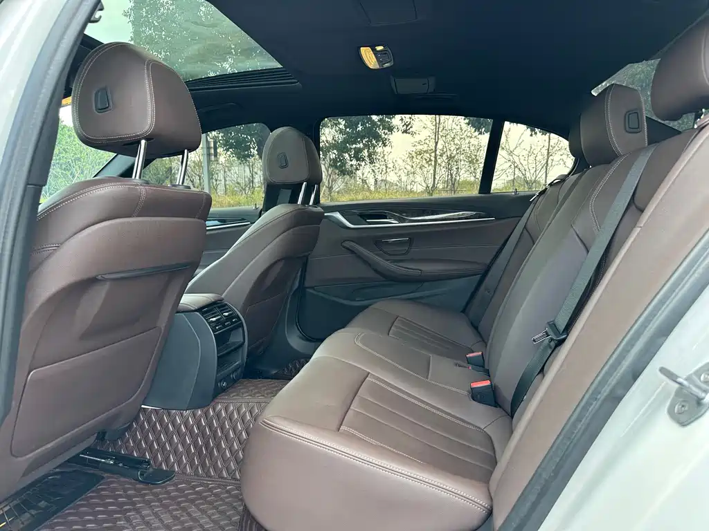 BMW 5 Series — миниатюра 14