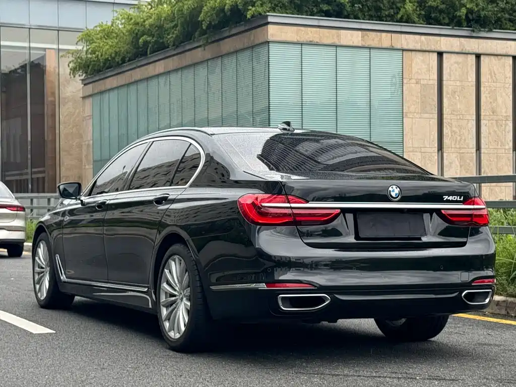 BMW 7 Series — миниатюра 6