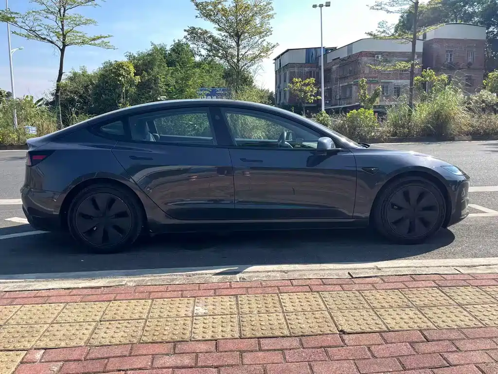 Tesla Model 3 — миниатюра 8