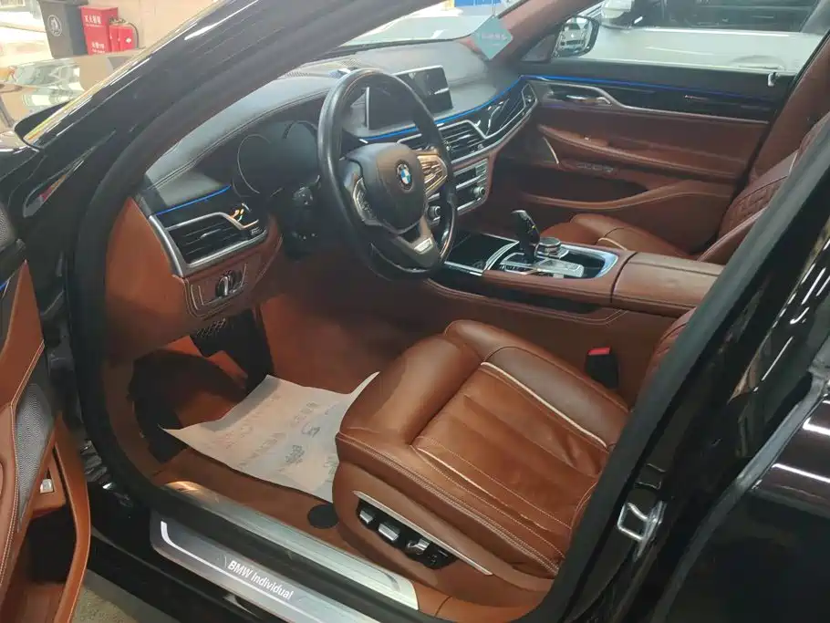 BMW 7 Series — миниатюра 9