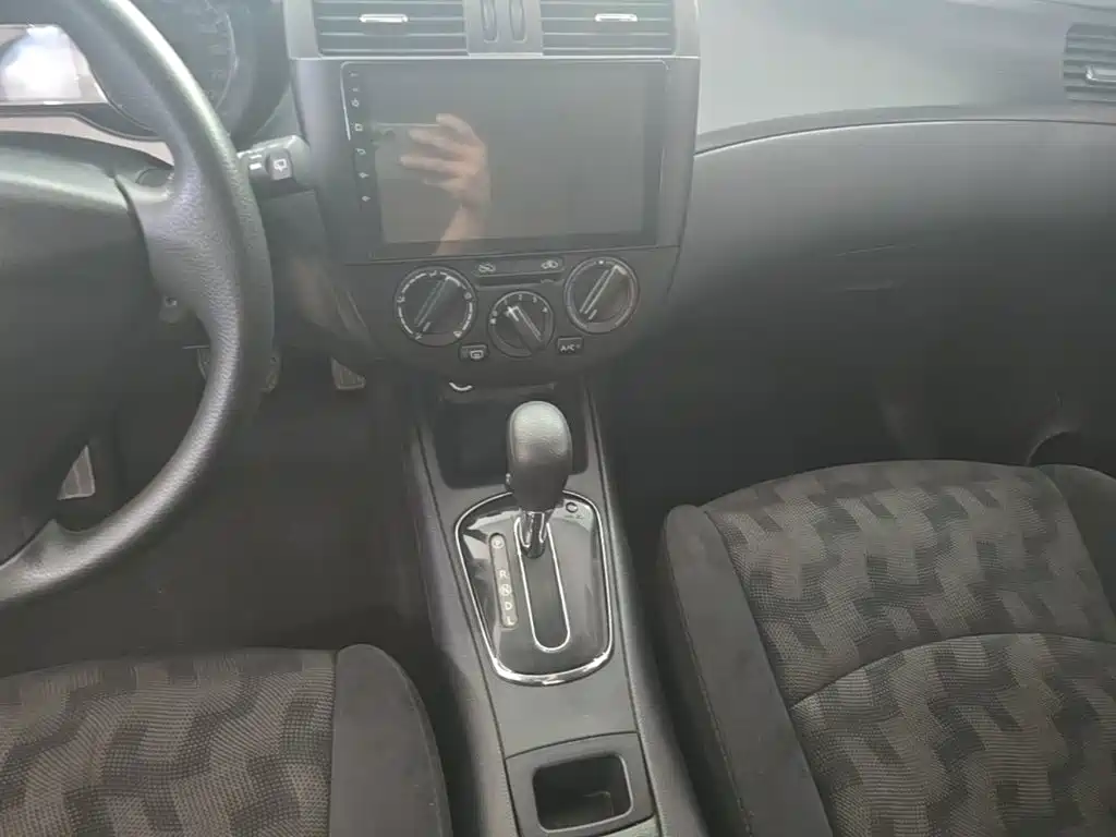 Nissan Tiida — миниатюра 13