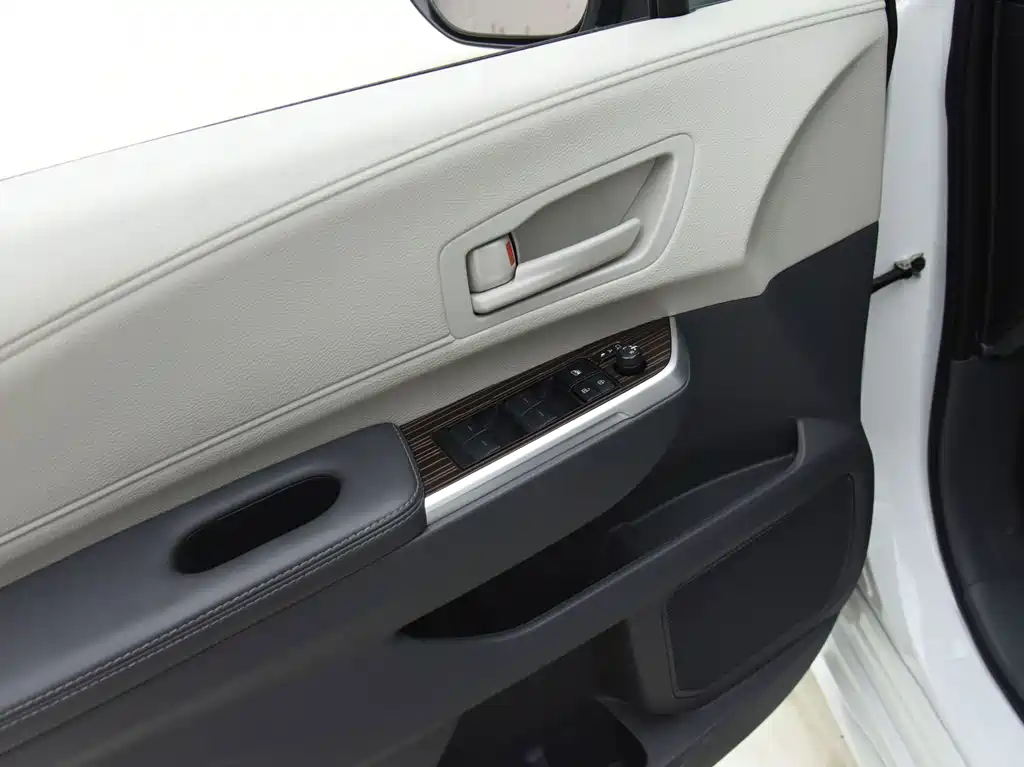 Toyota Sienna — миниатюра 7
