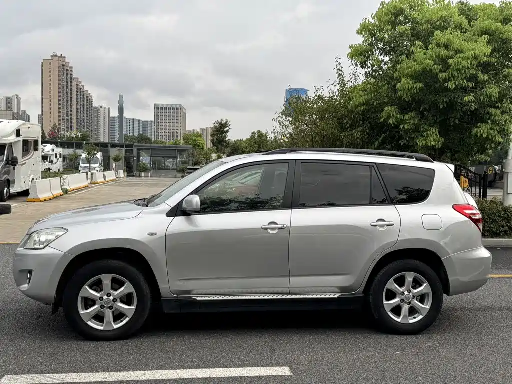 Toyota RAV4 — миниатюра 4