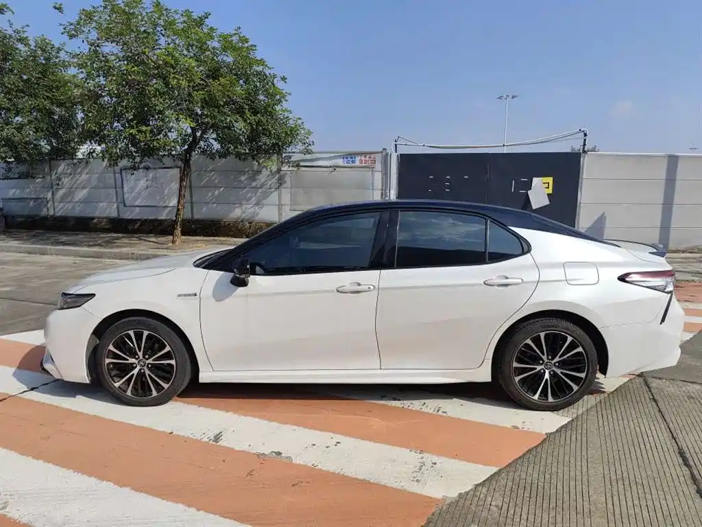 Toyota Camry — миниатюра 7