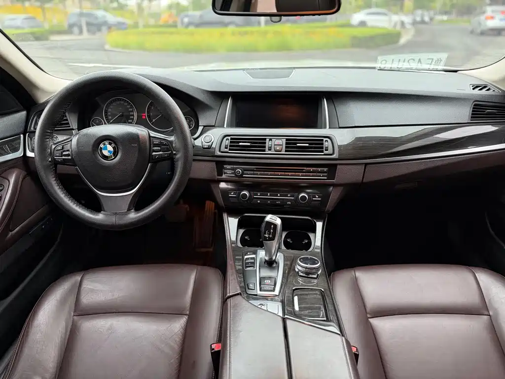 BMW 5 Series — миниатюра 13