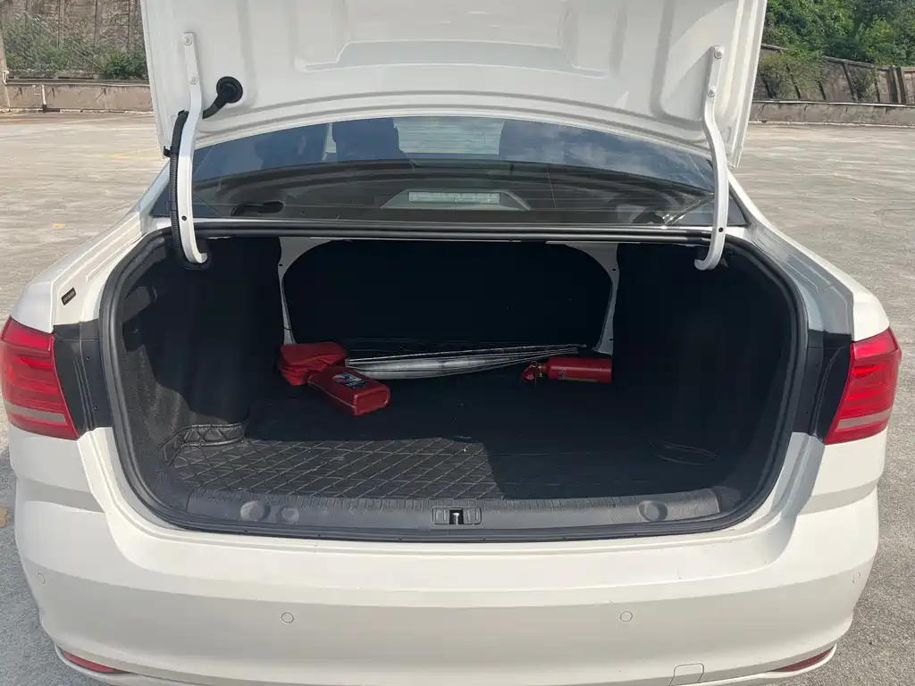 Volkswagen Lavida — миниатюра 4