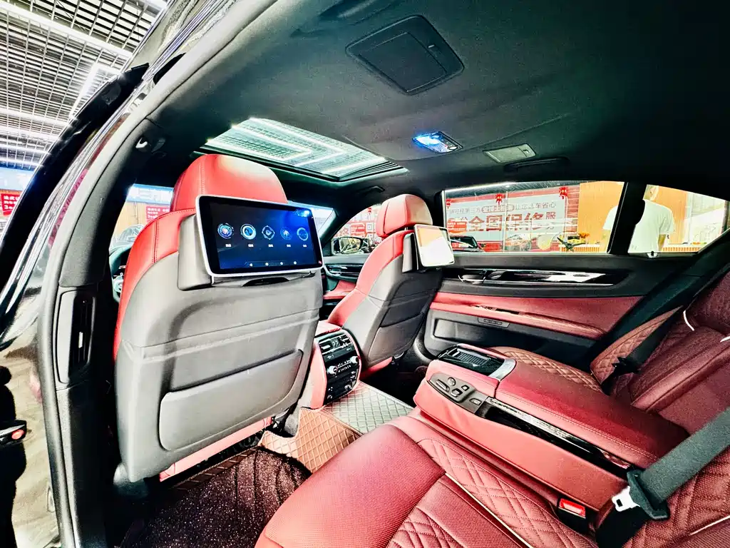 BMW 7 Series — миниатюра 10