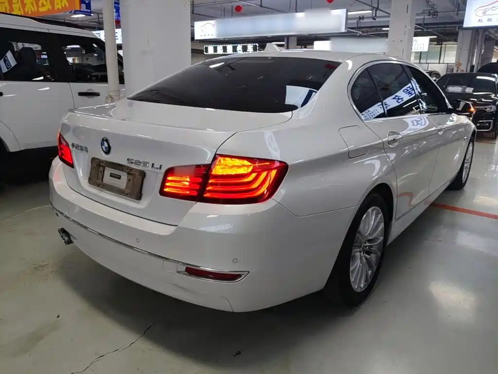 BMW 5 Series — миниатюра 7