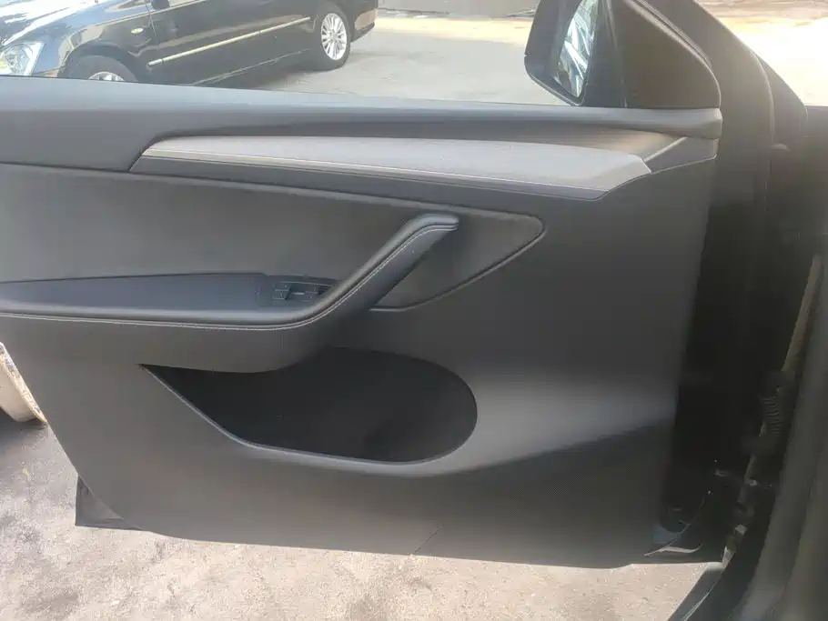 Tesla Model Y — миниатюра 7