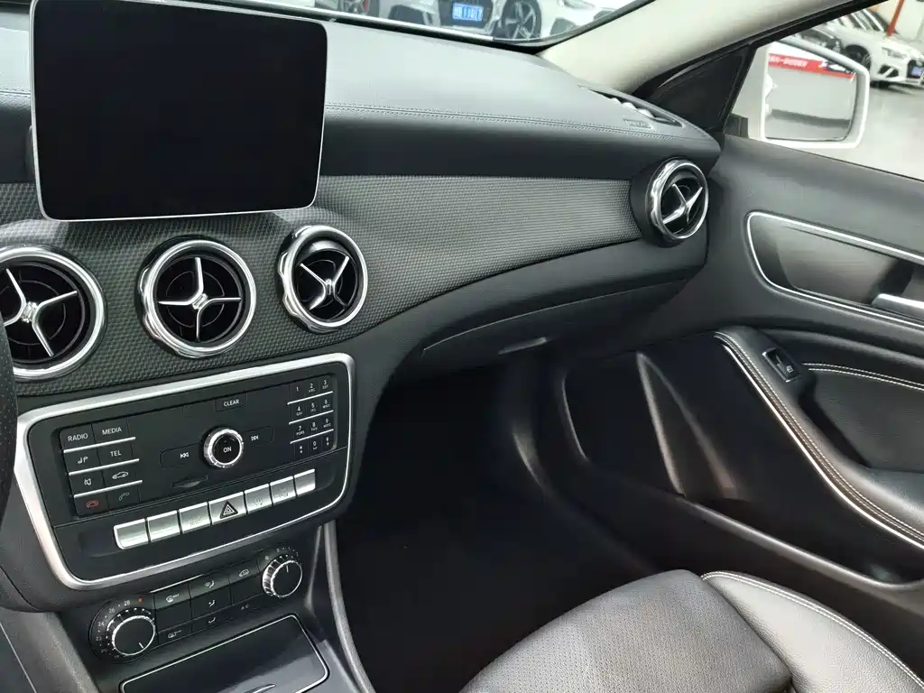 Mercedes-Benz GLA — миниатюра 12
