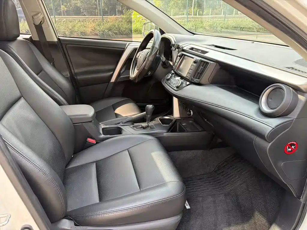 Toyota RAV4 — миниатюра 9