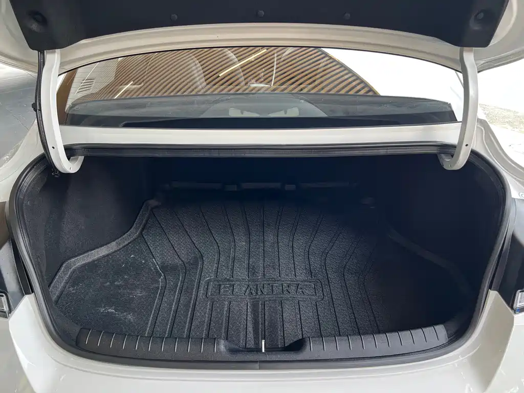 Hyundai Elantra — миниатюра 10