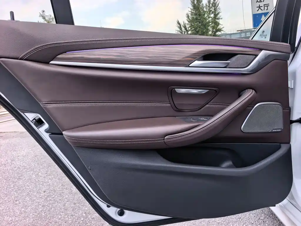 BMW 5 Series — миниатюра 11