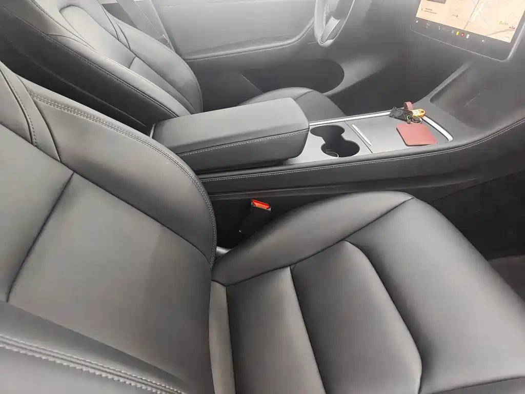 Tesla Model Y — миниатюра 8