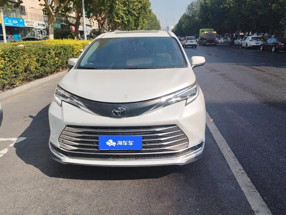 Toyota Sienna — миниатюра 2