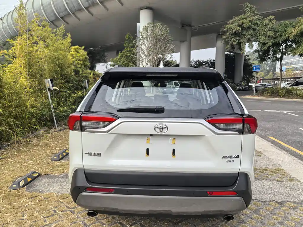 Toyota RAV4 — миниатюра 9