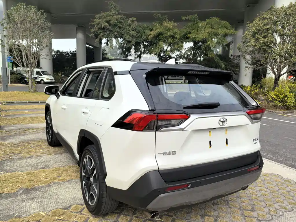 Toyota RAV4 — миниатюра 10