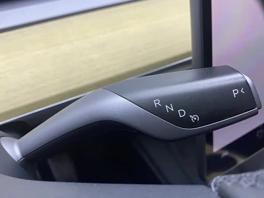 Tesla Model Y — миниатюра 20