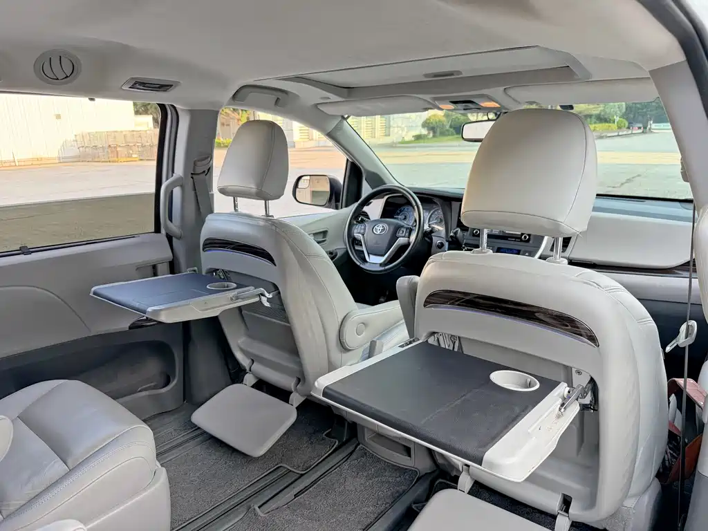 Toyota Sienna — миниатюра 13