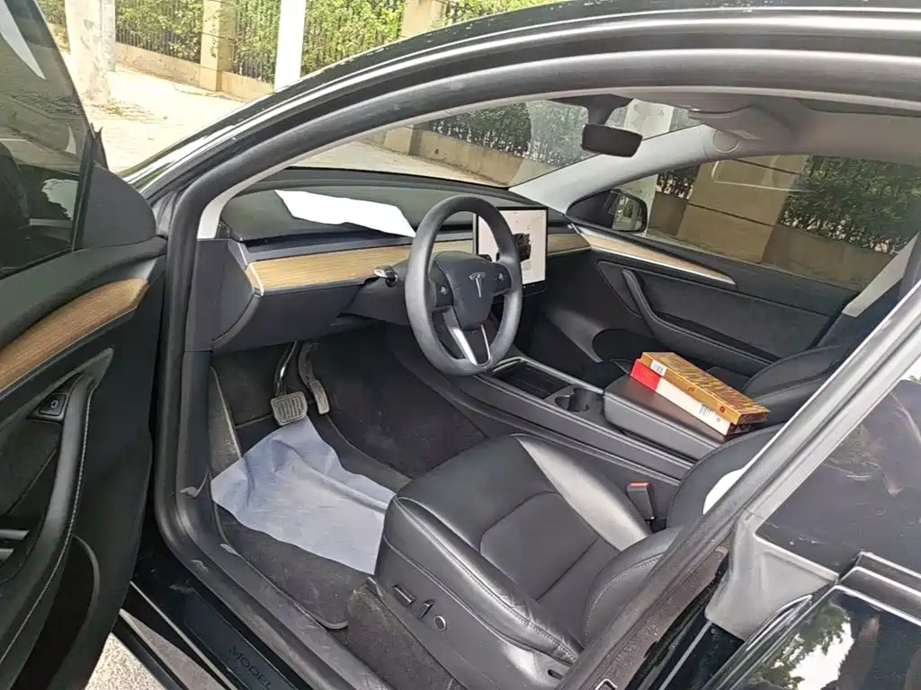 Tesla Model Y — миниатюра 16