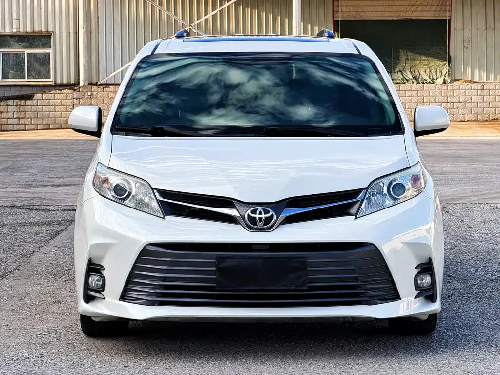 Toyota Sienna — миниатюра 2