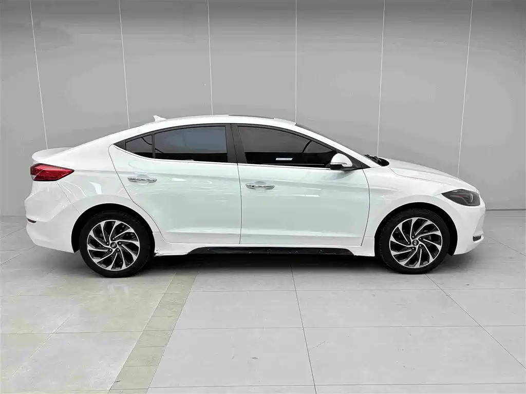 Hyundai Elantra — миниатюра 3