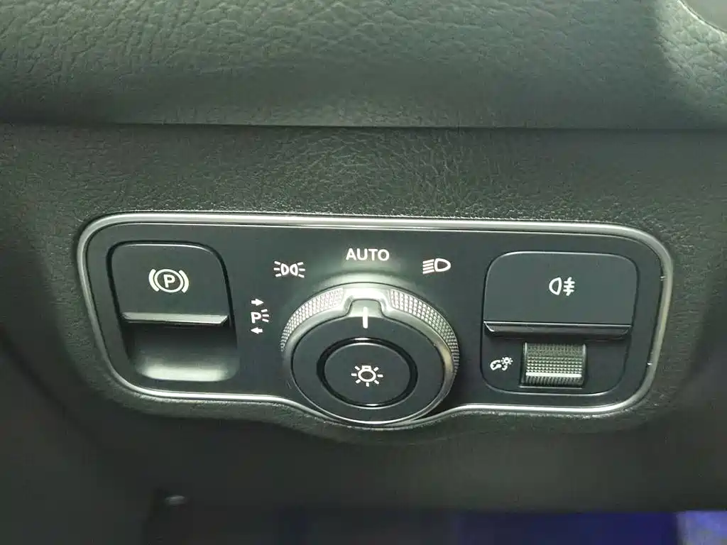 Mercedes-Benz GLB — миниатюра 21