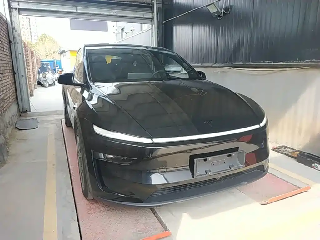 Tesla Model Y L — миниатюра 4
