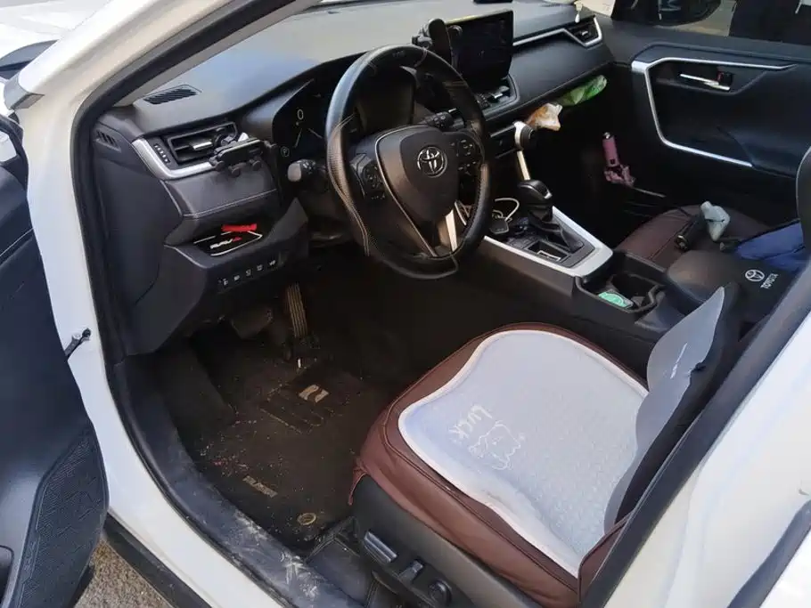Toyota RAV4 — миниатюра 9