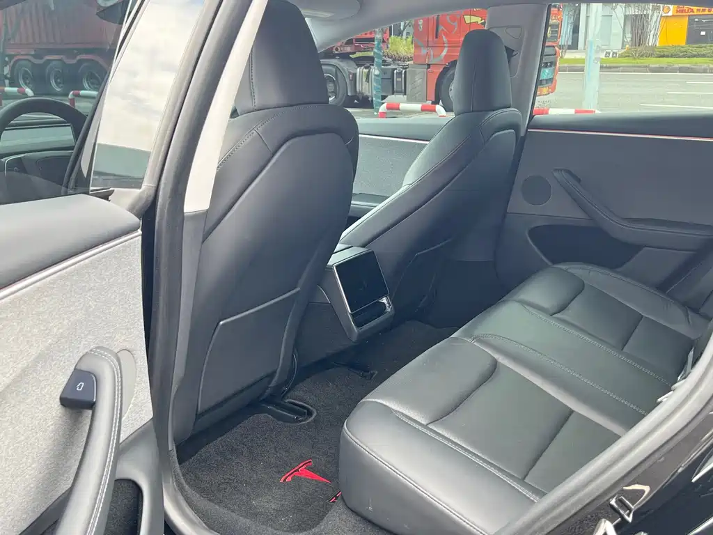 Tesla Model 3 — миниатюра 10