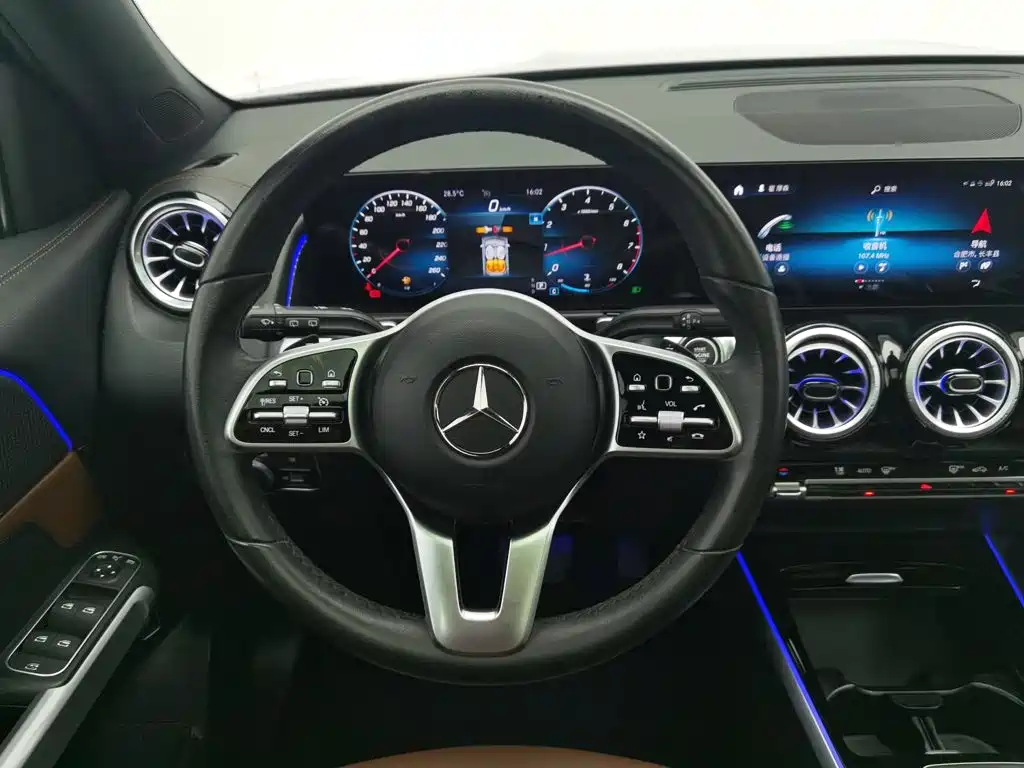 Mercedes-Benz GLB — миниатюра 11