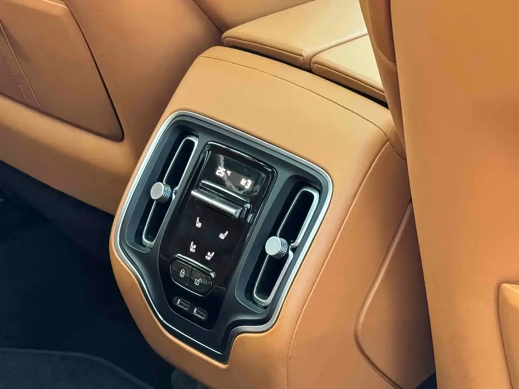 Aston Martin DBX — миниатюра 14