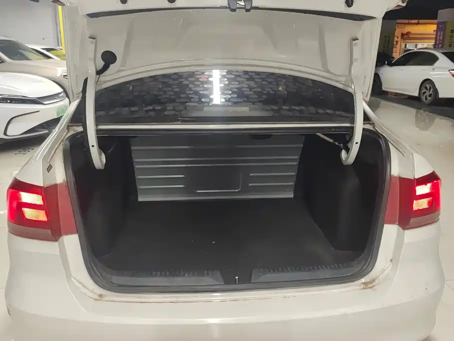 Volkswagen Santana — миниатюра 4