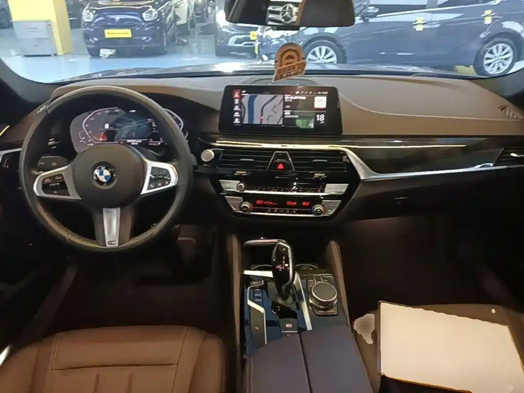 BMW 5 Series — миниатюра 6