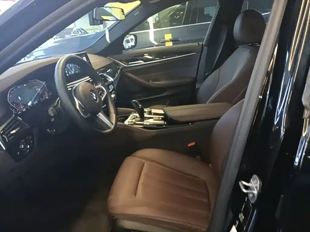BMW 5 Series — миниатюра 11