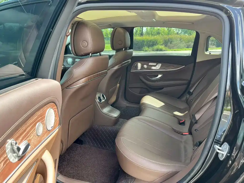 Mercedes-Benz E-Class — миниатюра 9