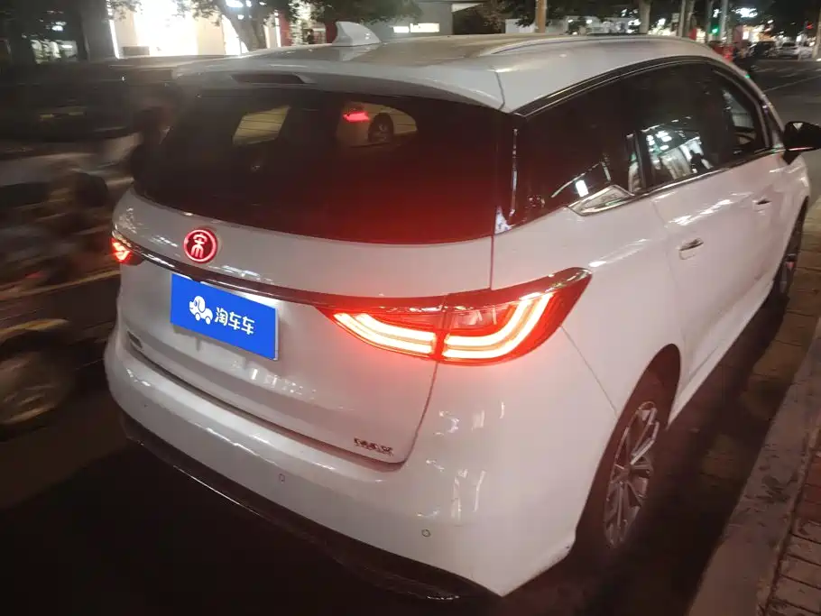 BYD MAX — миниатюра 3