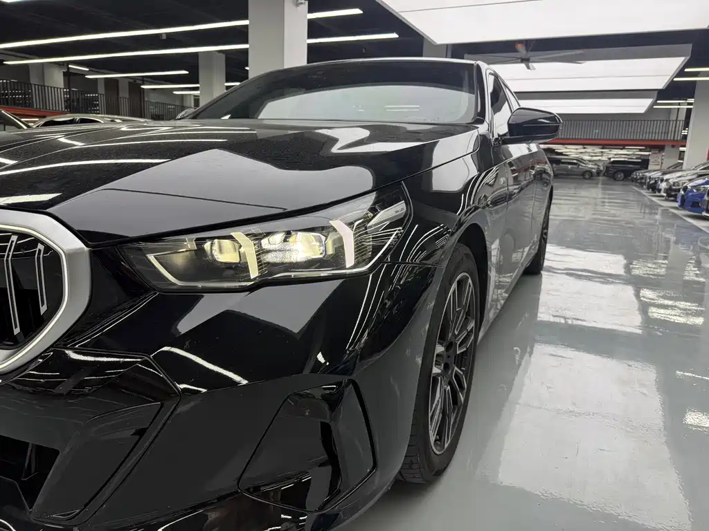 BMW 5 Series — миниатюра 26