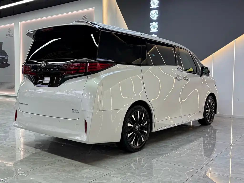 Toyota Alphard — миниатюра 11