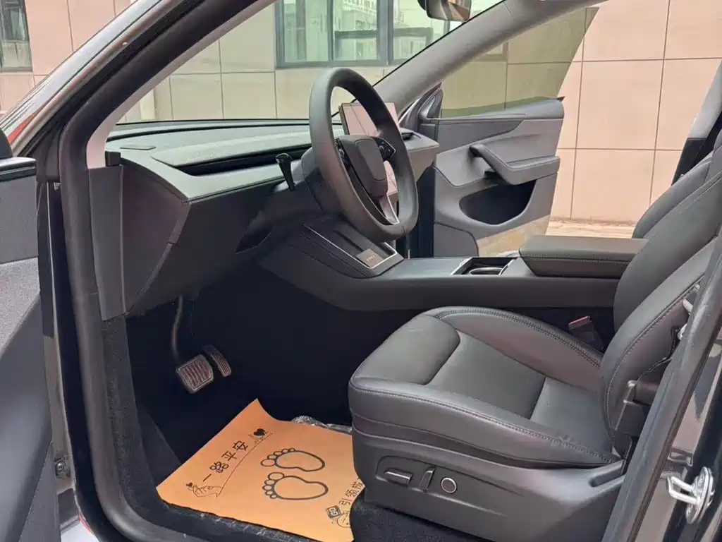 Tesla Model Y — миниатюра 7