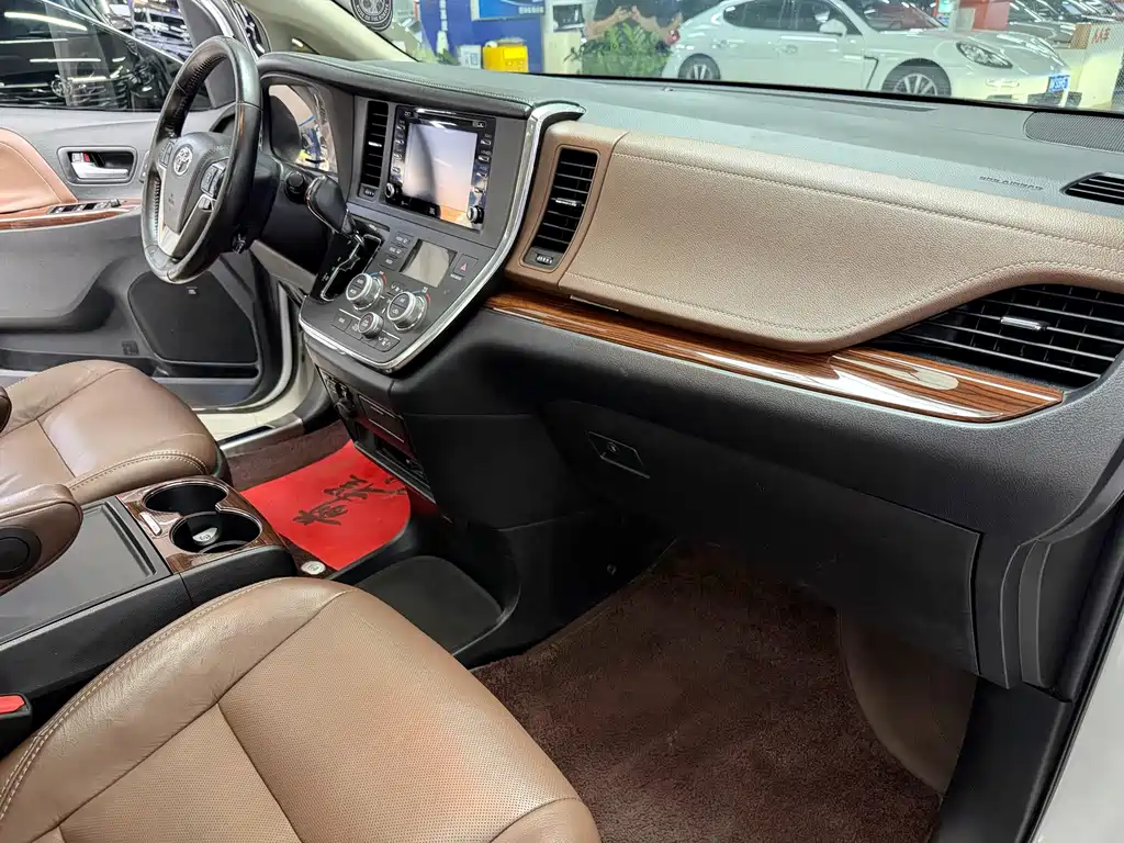 Toyota Sienna — миниатюра 7