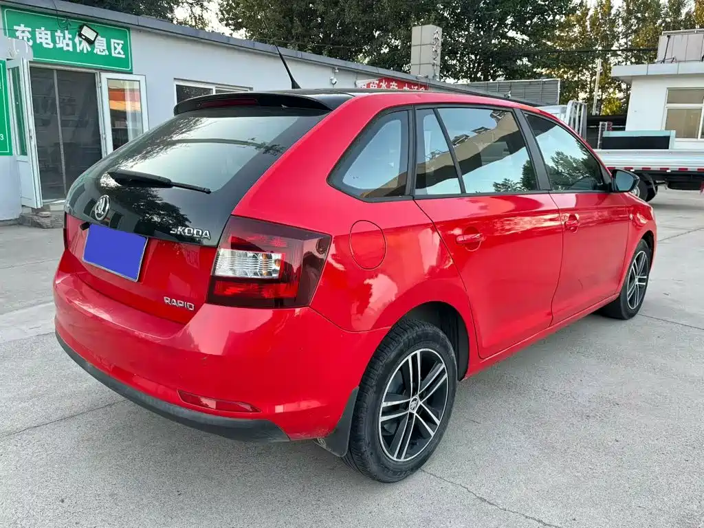 Skoda Rapid Spaceback — миниатюра 4