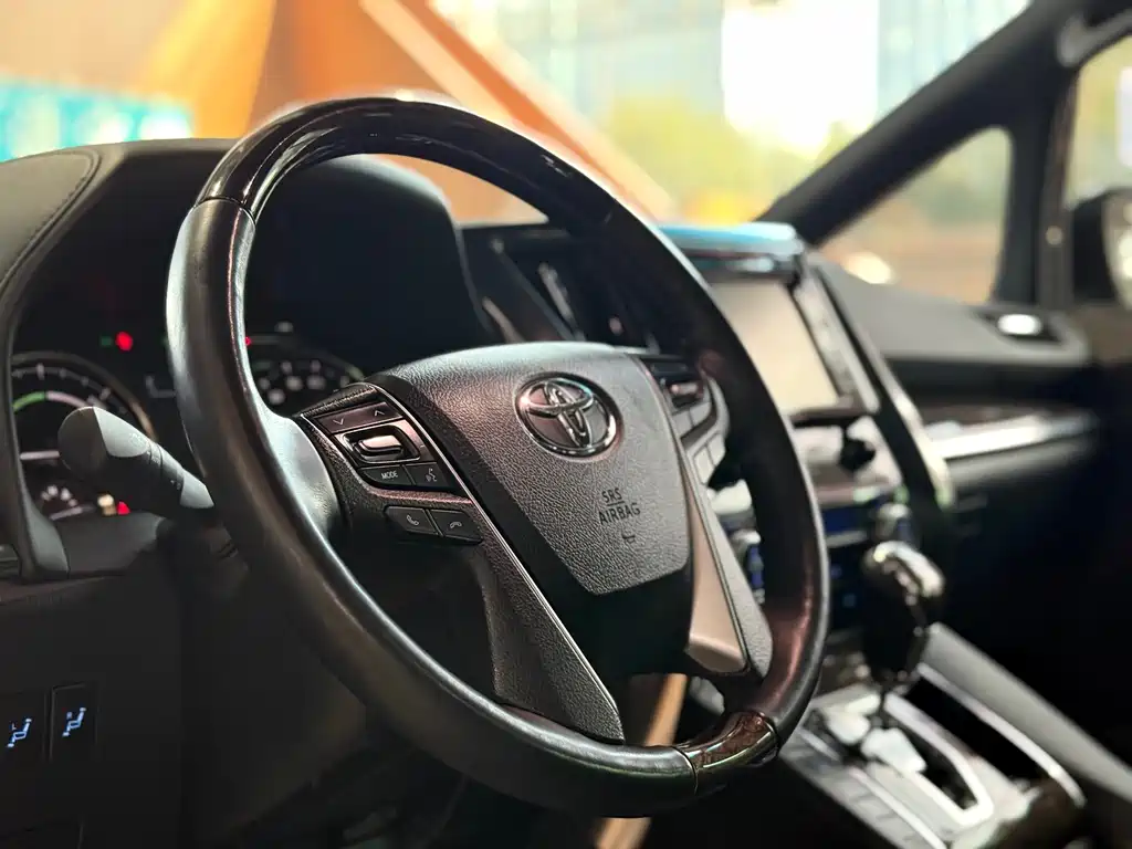 Toyota Vellfire — миниатюра 6