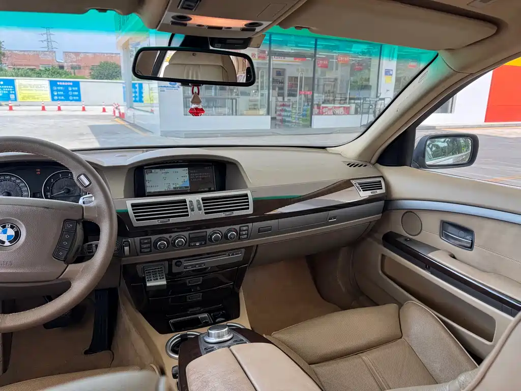 BMW 7 Series — миниатюра 5