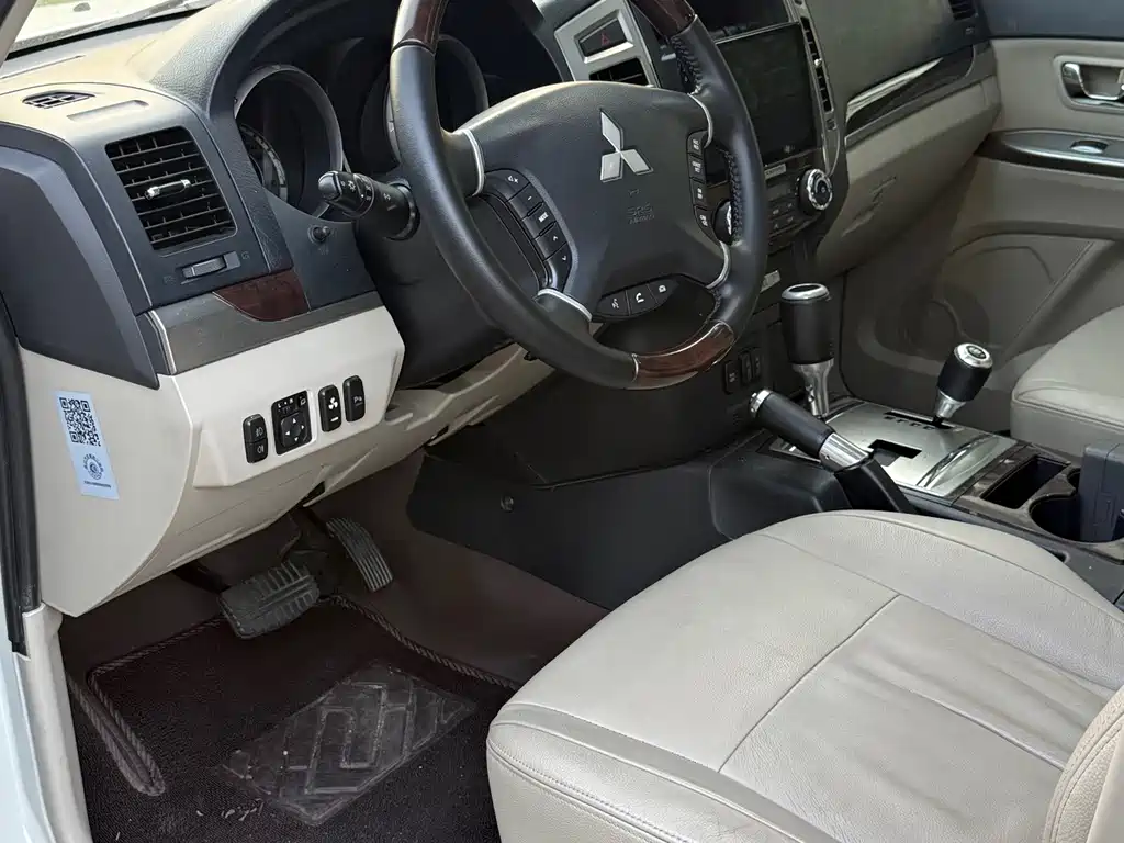 Mitsubishi Pajero (Import) — миниатюра 7