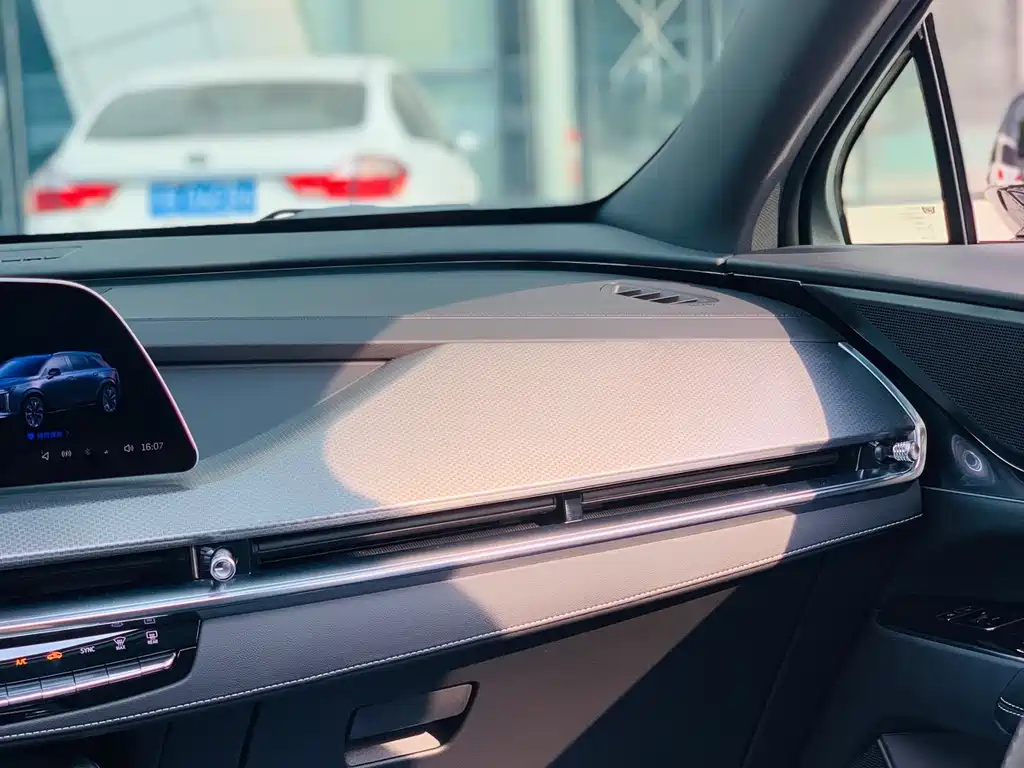 Cadillac XT5 — миниатюра 25