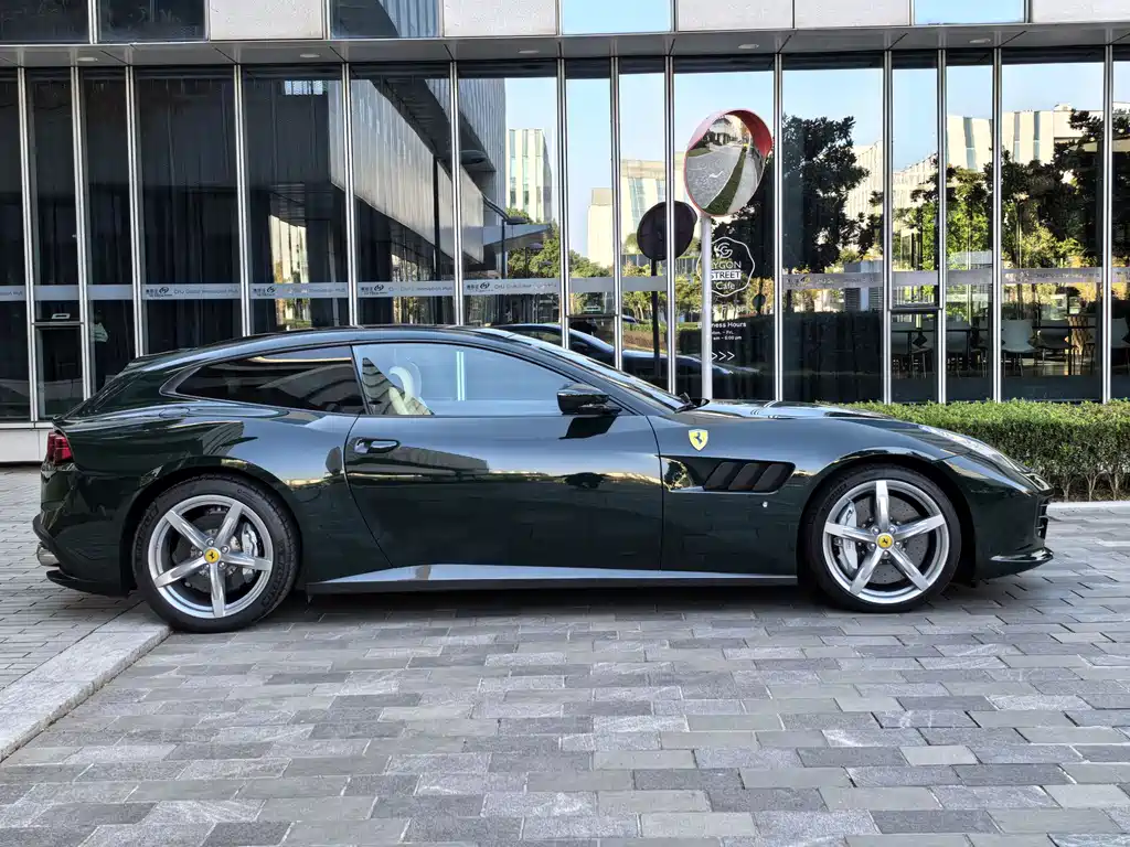 FERRARI GTC4LUSSO