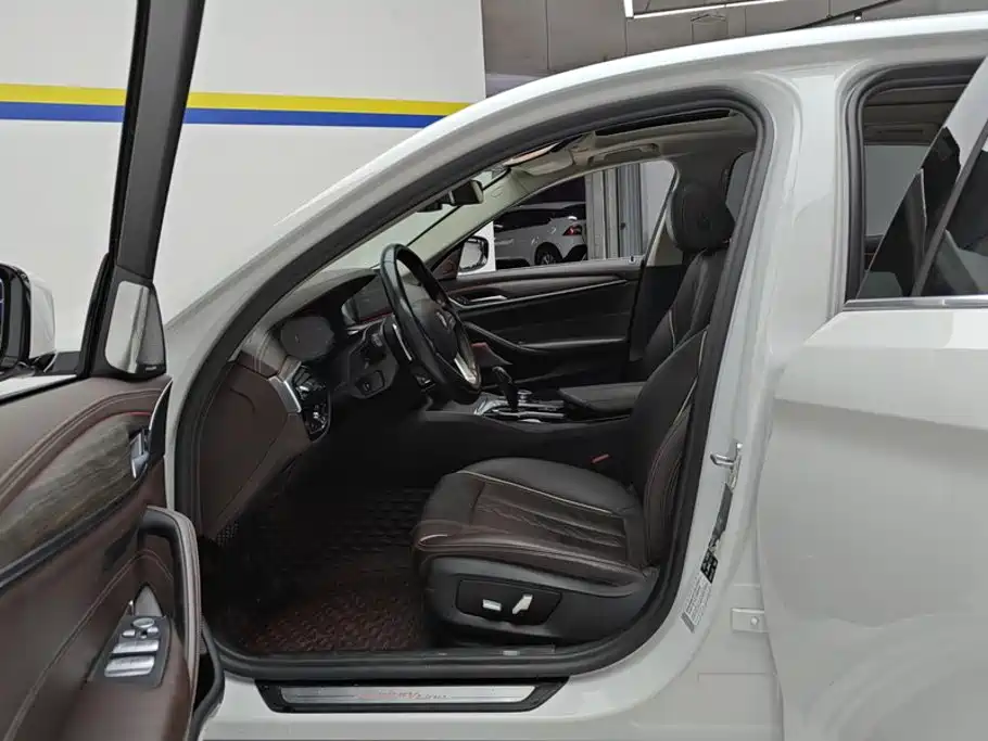BMW 5 Series — миниатюра 9