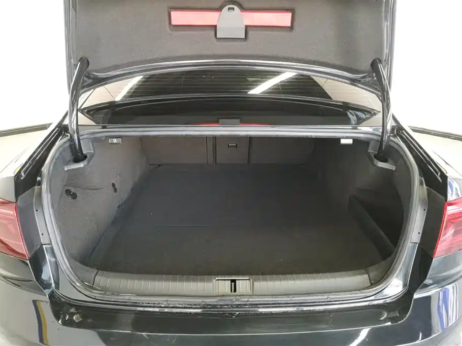 VOLKSWAGEN MAGOTAN GTE PLUG IN HYBRID