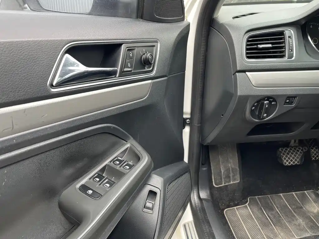 Volkswagen Lavida 2015 1.6L AT Comfort